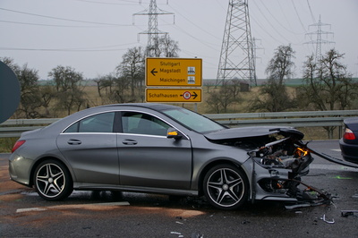 Magstadt: Zwei schrottreife Autos bei Abbiegefehler 
